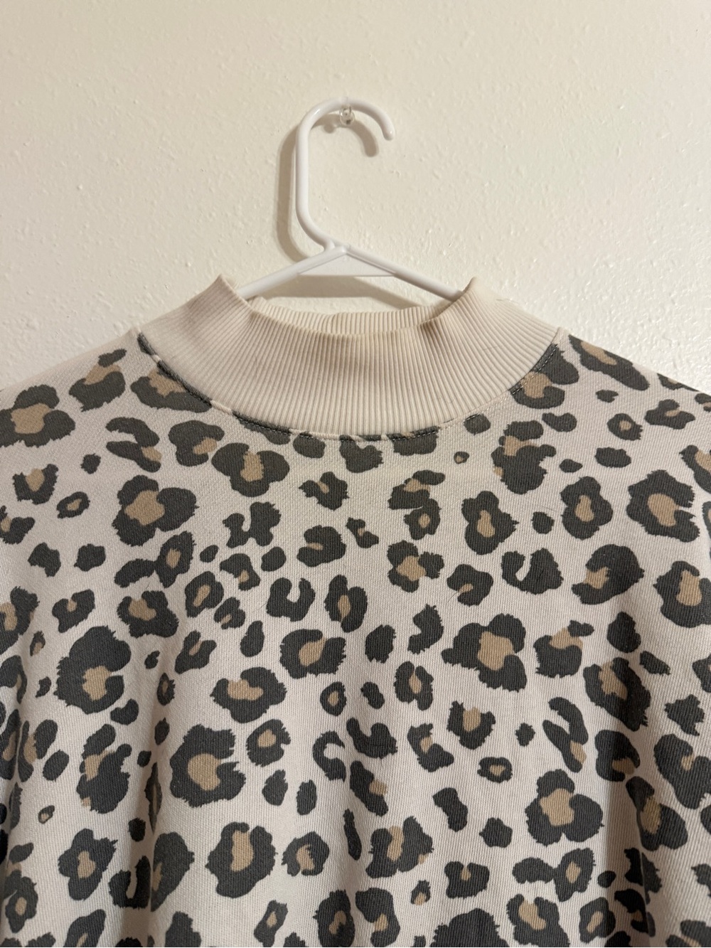 American Eagle Mock Neck Sweatshirt size xs Cheetah print oversized - Picture 3 of 5